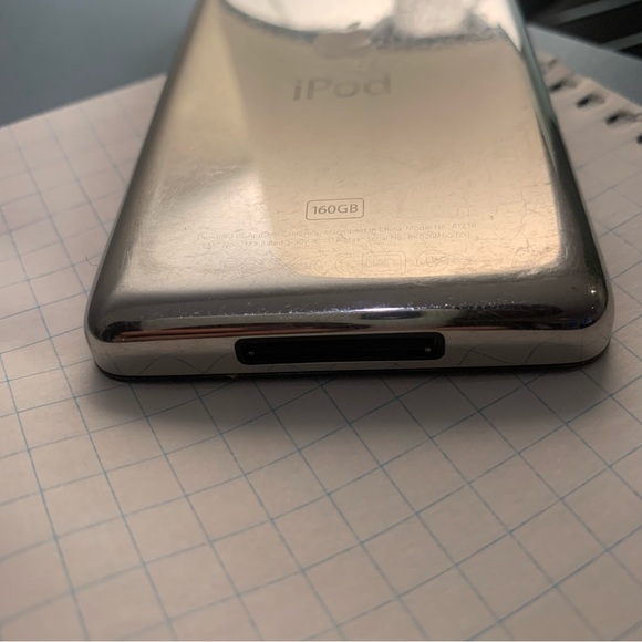 7th Gen IPod Classic, 160GB mint condition w/ cord - Picture 3 of 3